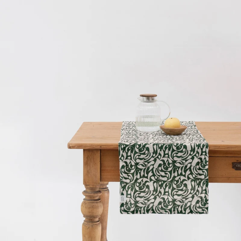 Leinen-Tischläufer für die Festtafel