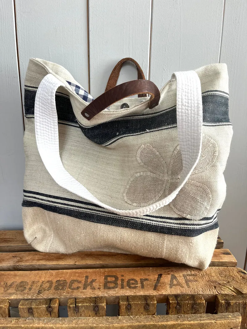 Blue Stripes: Große Tasche aus altem Leinen mit Streifen und Blüten