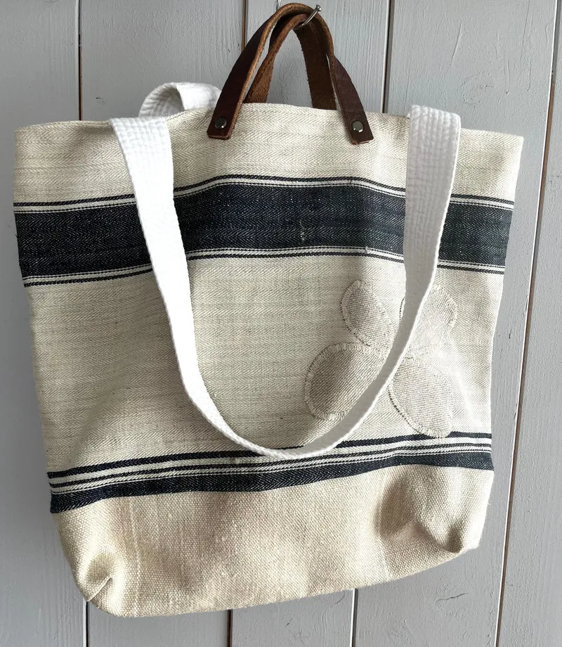 Blue Stripes: Große Tasche aus altem Leinen mit Streifen und Blüten