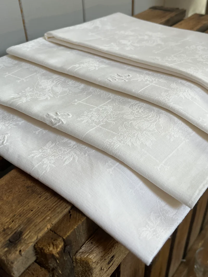 4 große beeindruckende Damast Servietten 59 x 54