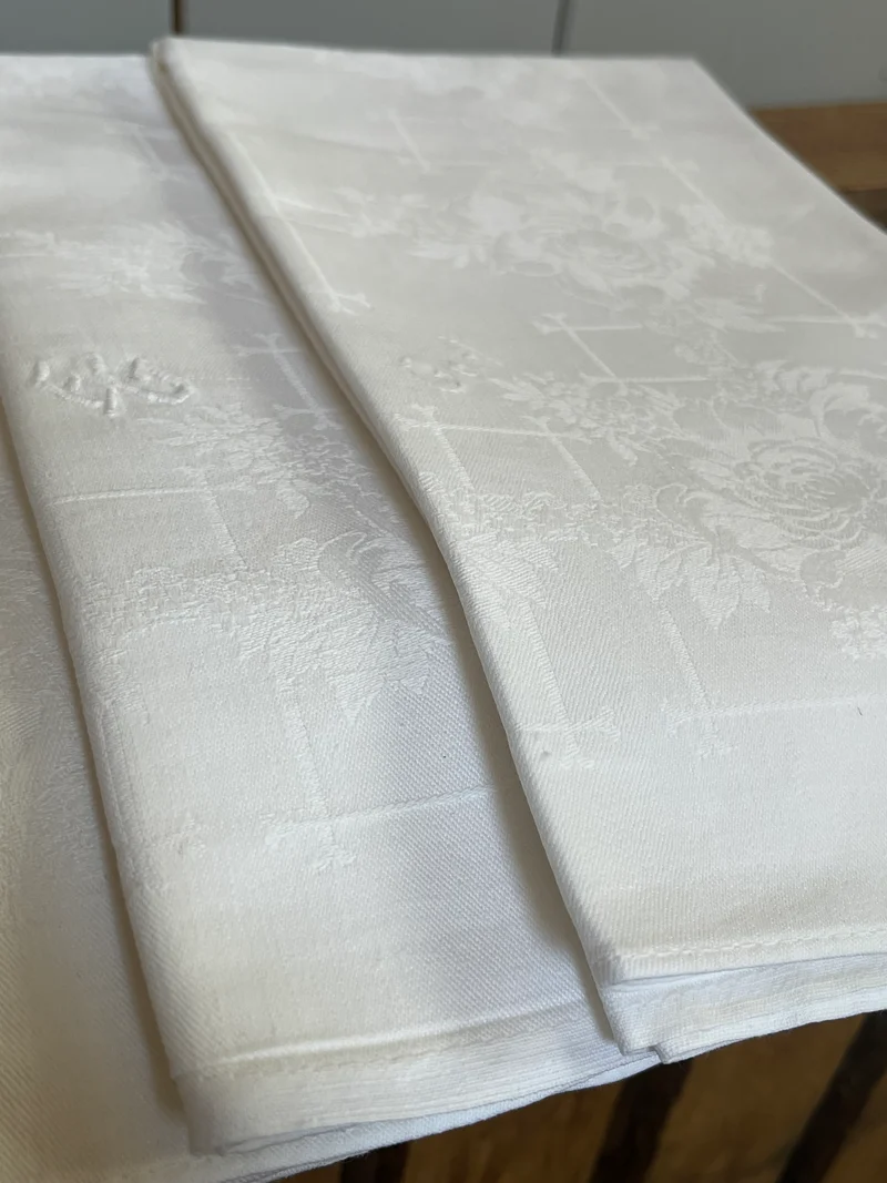 4 große beeindruckende Damast Servietten 59 x 54