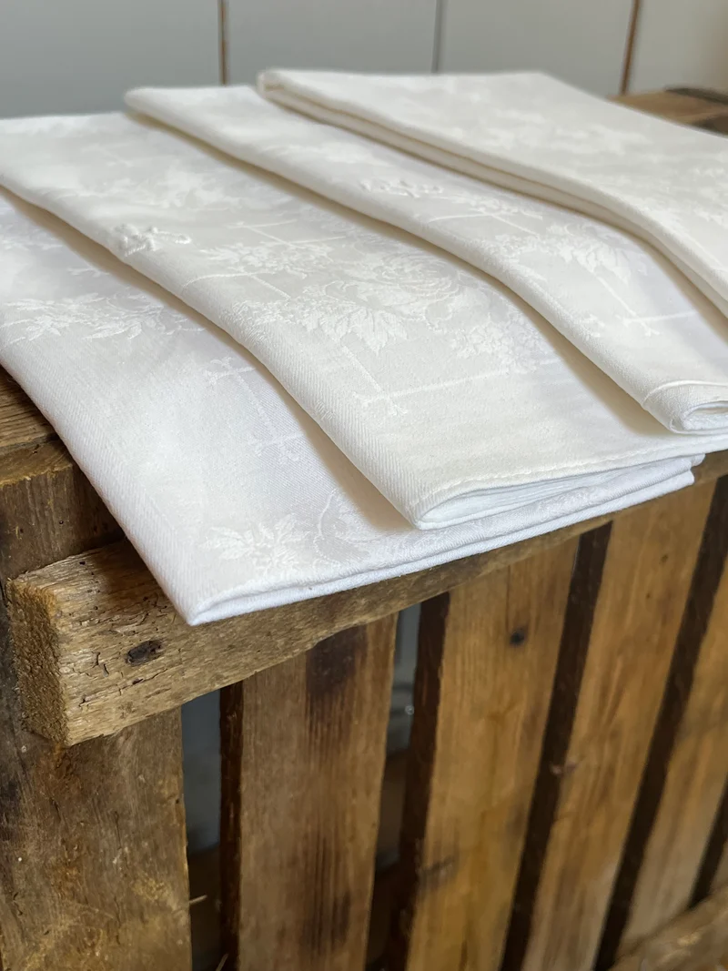 4 große beeindruckende Damast Servietten 59 x 54