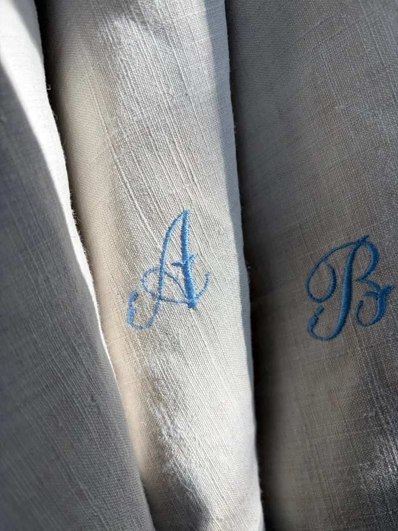 Großes Monogramm- Tuch aus schwerem, altem Leinen mit eingesticktem Initial