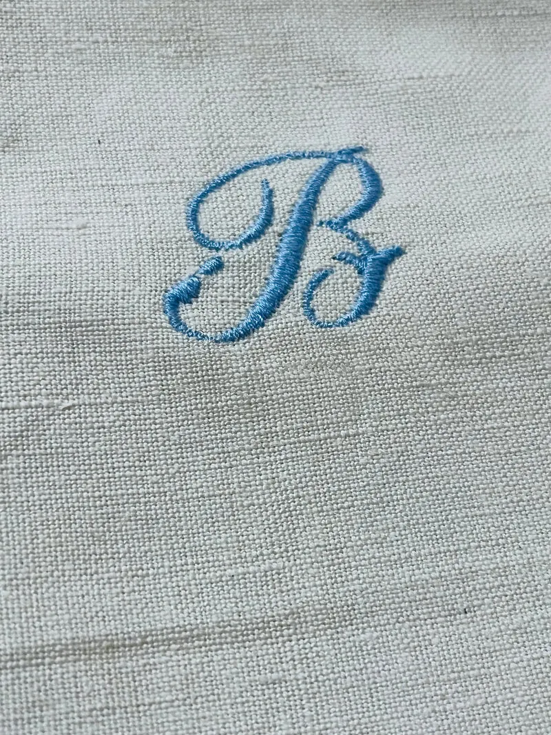 Großes Monogramm- Tuch aus schwerem, altem Leinen mit eingesticktem Initial