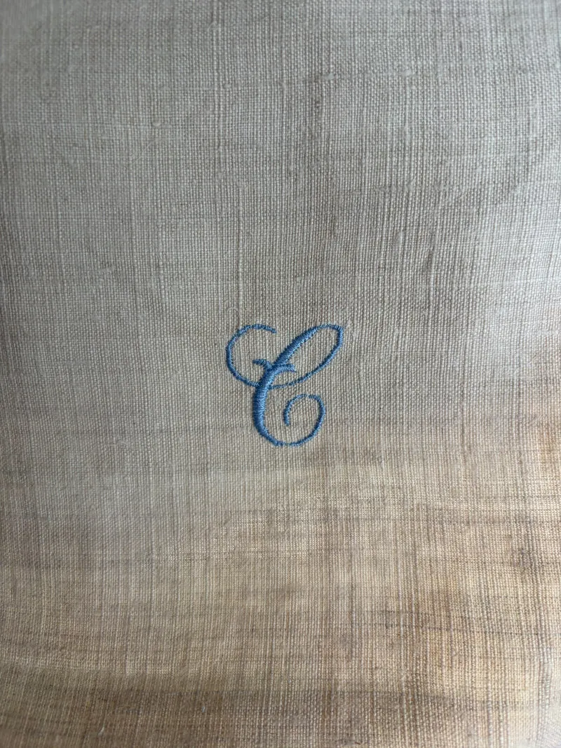Großes Monogramm- Tuch aus schwerem, altem Leinen mit eingesticktem Initial