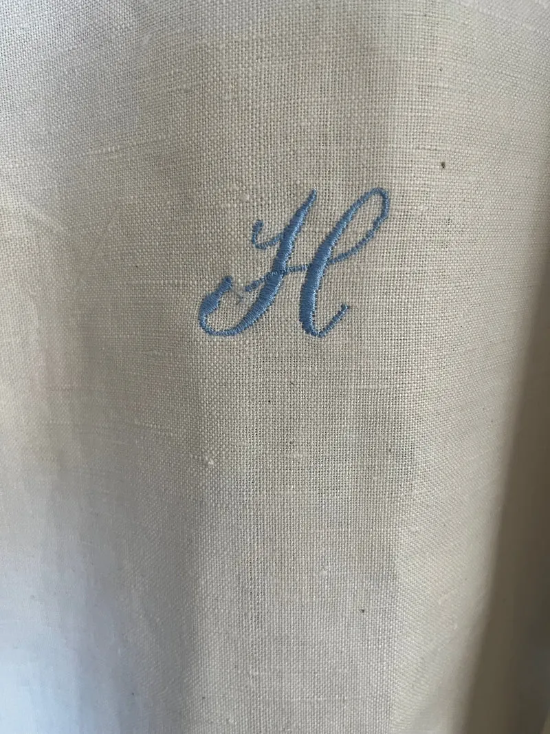 Großes Monogramm- Tuch aus schwerem, altem Leinen mit eingesticktem Initial