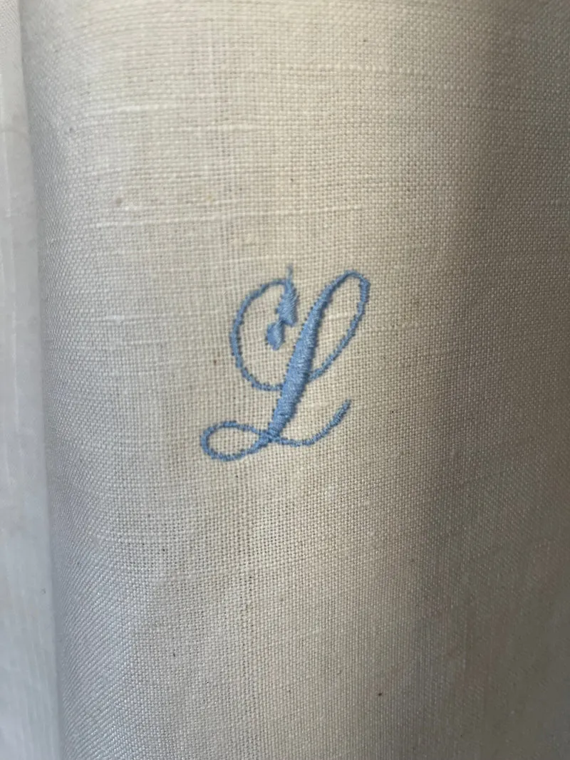 Großes Monogramm- Tuch aus schwerem, altem Leinen mit eingesticktem Initial
