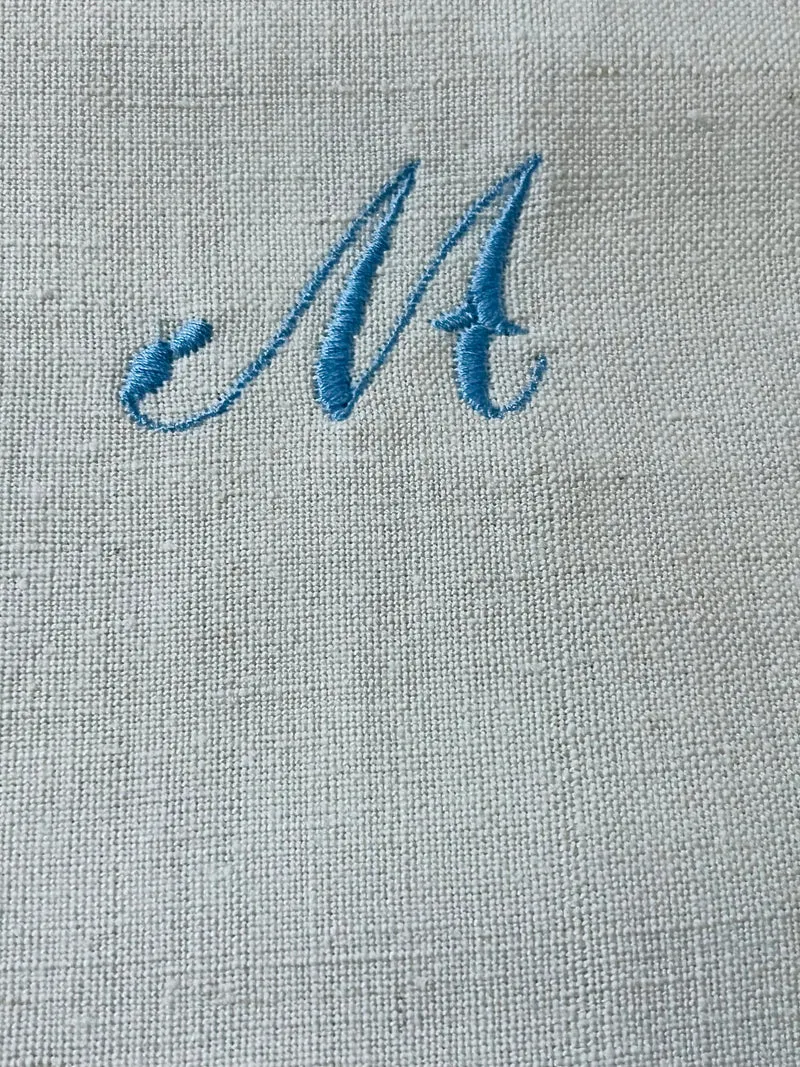 Großes Monogramm- Tuch aus schwerem, altem Leinen mit eingesticktem Initial