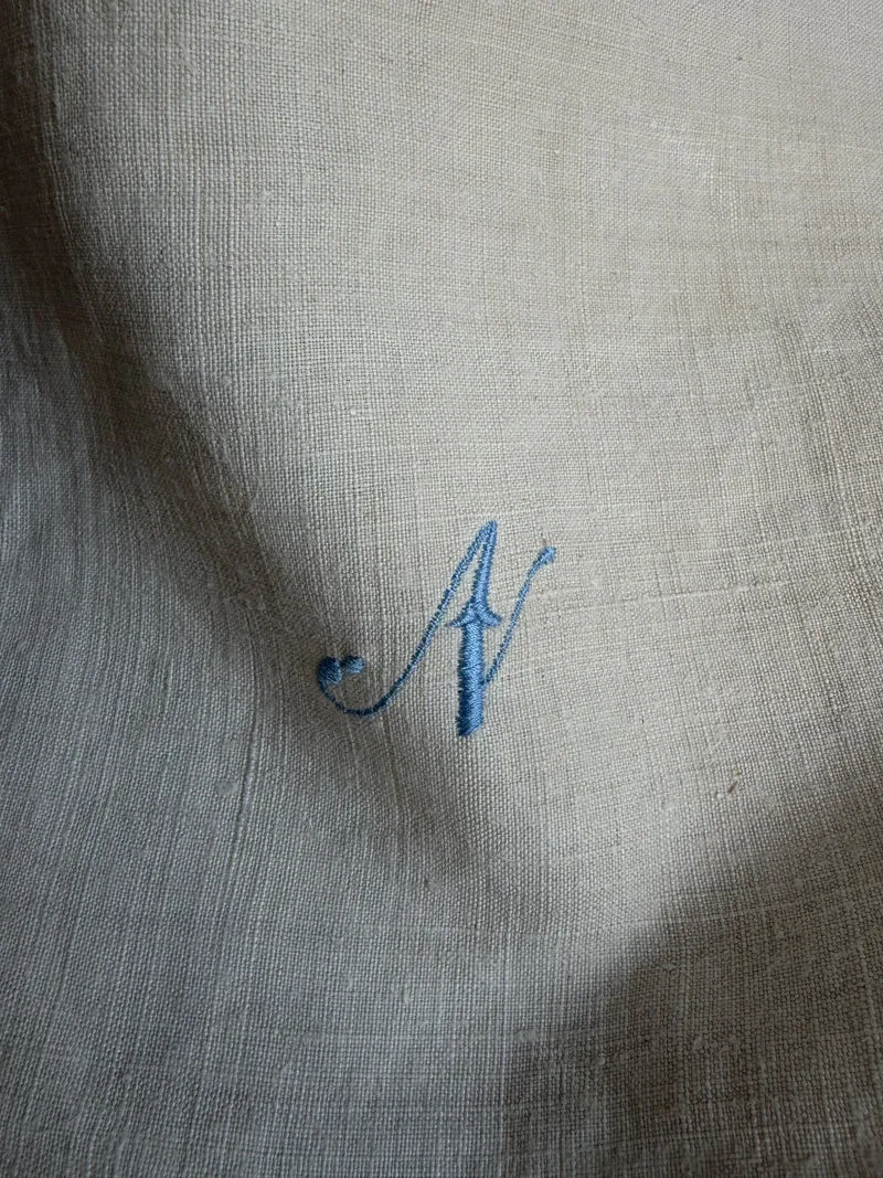 Großes Monogramm- Tuch aus schwerem, altem Leinen mit eingesticktem Initial