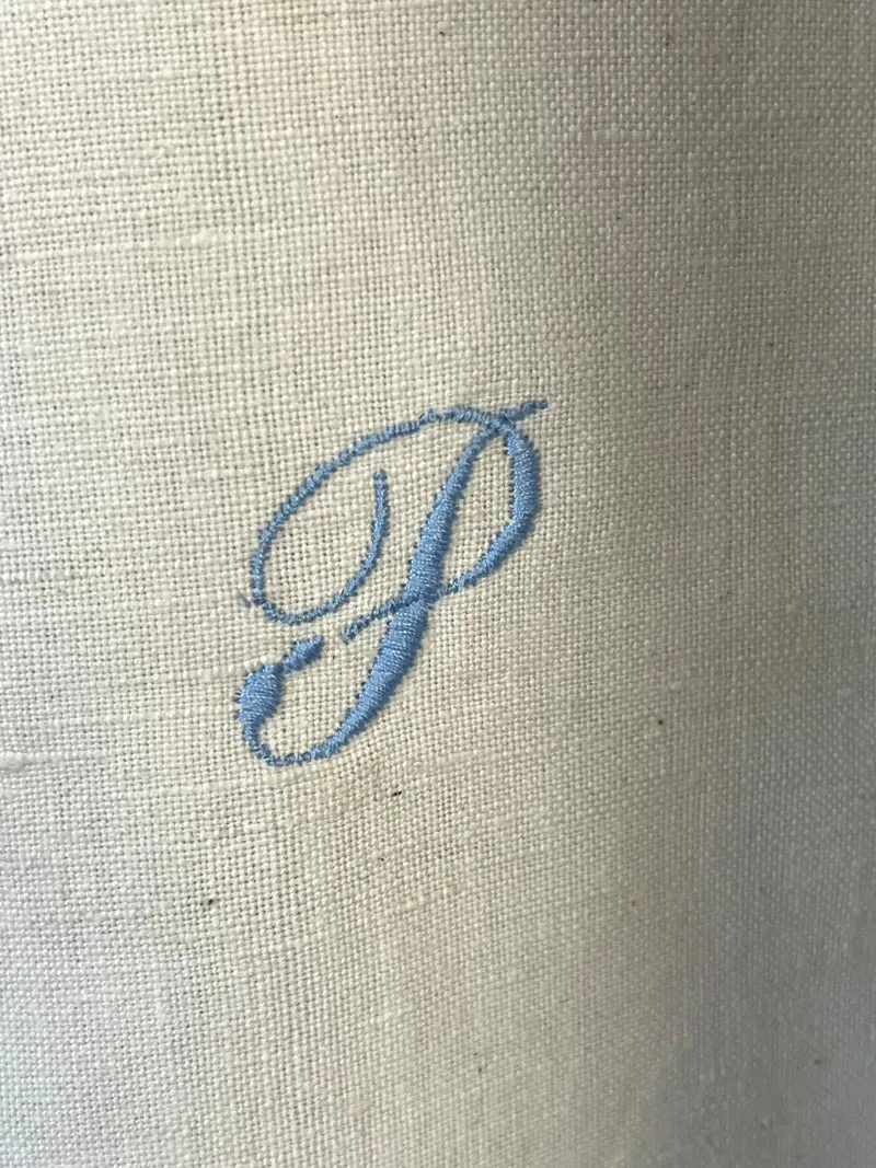 Großes Monogramm- Tuch aus schwerem, altem Leinen mit eingesticktem Initial