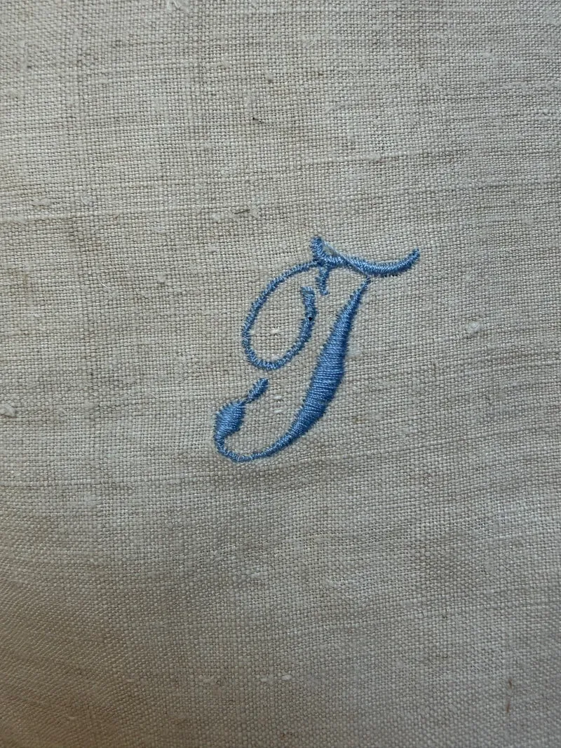 Großes Monogramm- Tuch aus schwerem, altem Leinen mit eingesticktem Initial