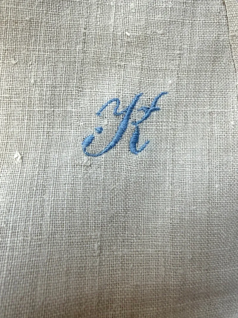 Großes Monogramm- Tuch aus schwerem, altem Leinen mit eingesticktem Initial