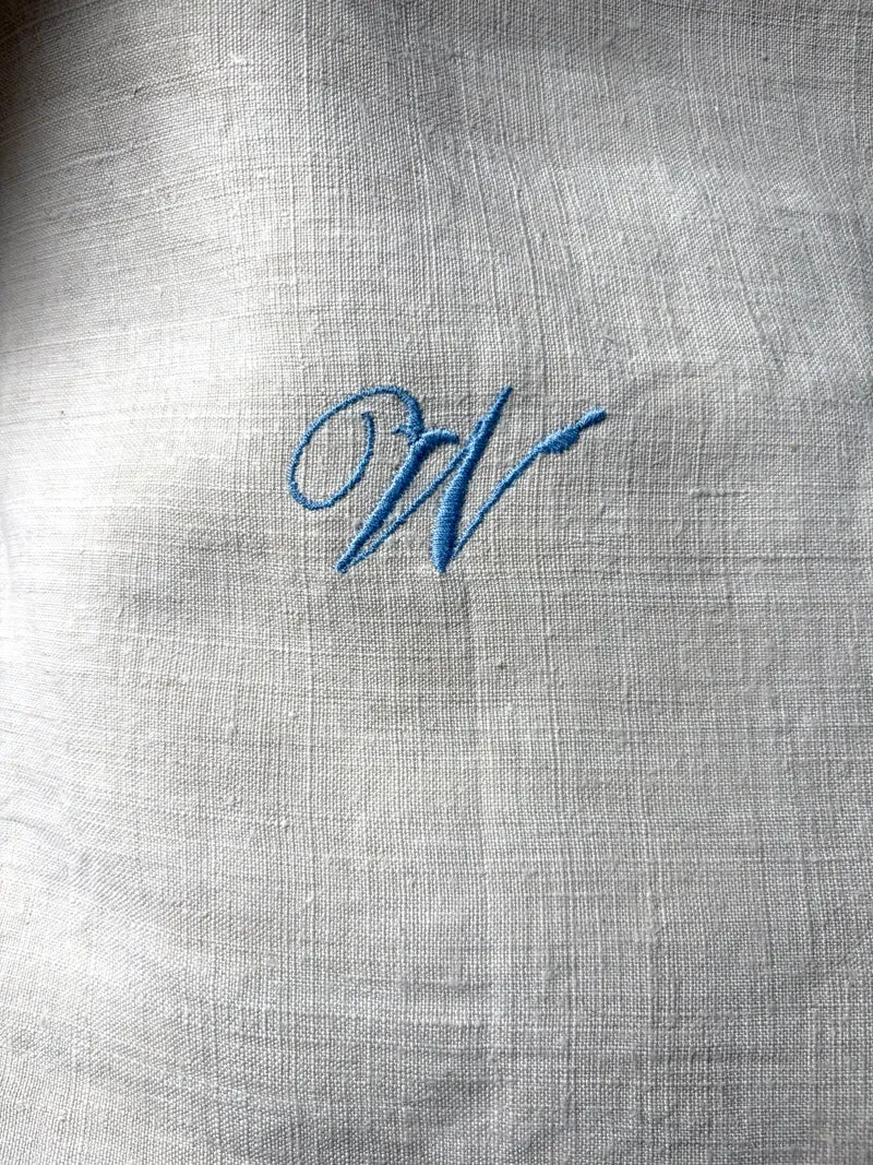 Großes Monogramm- Tuch aus schwerem, altem Leinen mit eingesticktem Initial