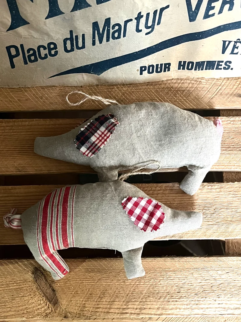 Glückliches Duo: 2 Lavendel-Schweine aus altem Leinen