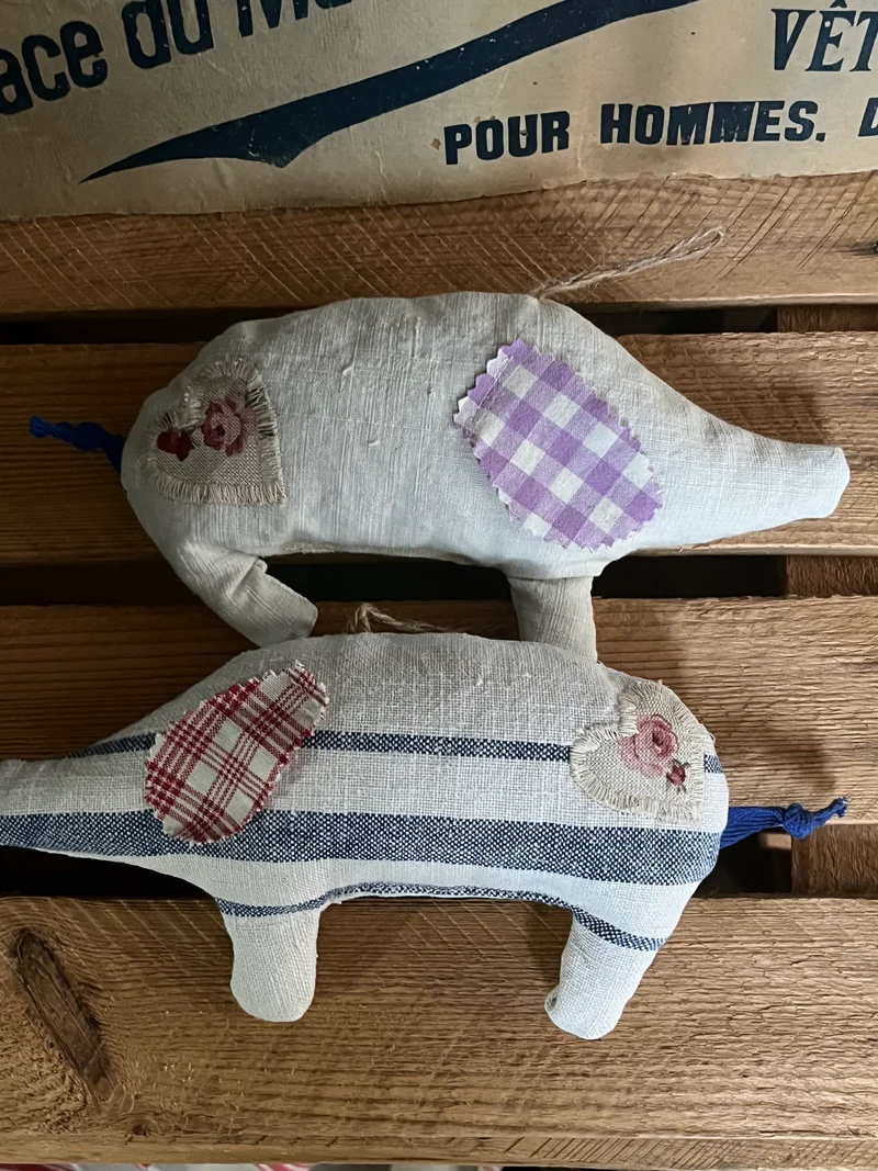 Glückliches Duo: 2 Lavendel-Schweine aus altem Leinen
