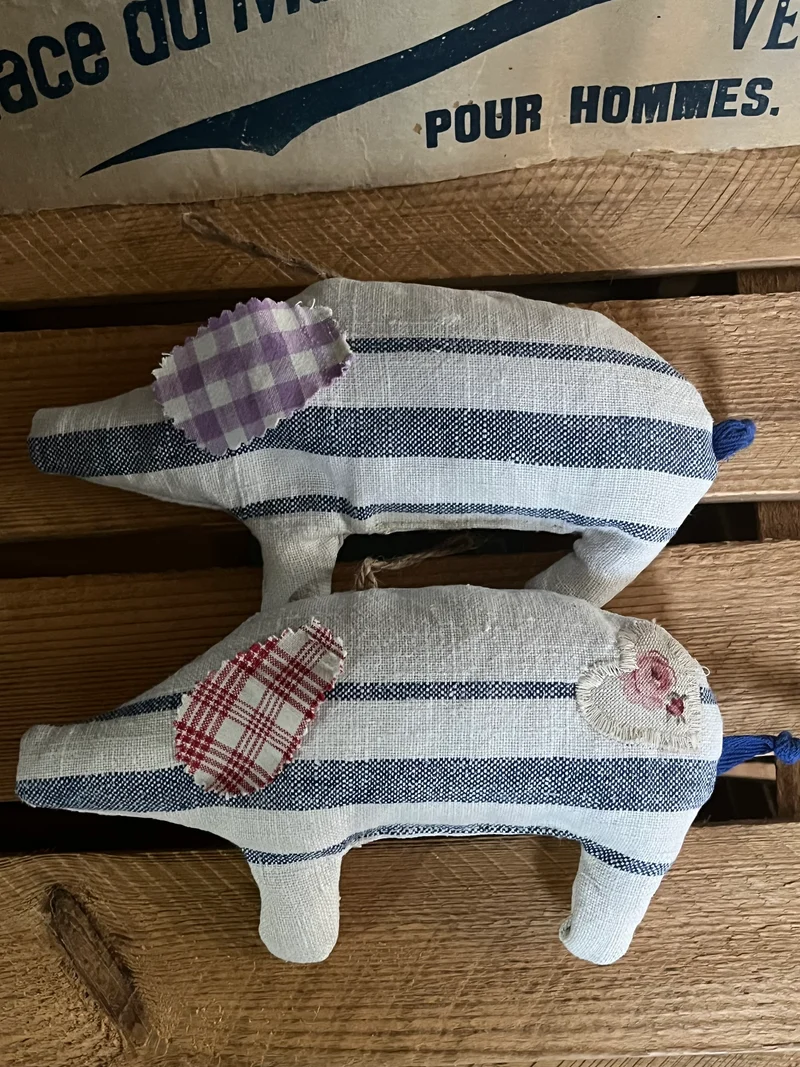 Glückliches Duo: 2 Lavendel-Schweine aus altem Leinen