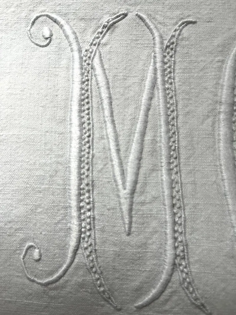 Schwergewicht mit großem Monogramm: XL Überschlaglaken aus Frankreich