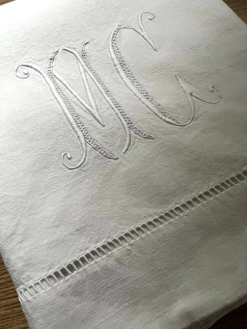Schwergewicht mit großem Monogramm: XL Überschlaglaken aus Frankreich