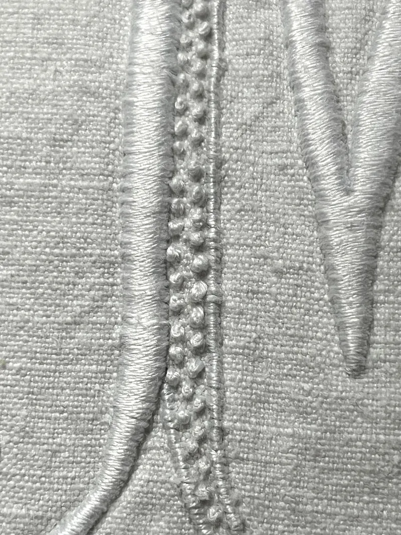 Schwergewicht mit großem Monogramm: XL Überschlaglaken aus Frankreich