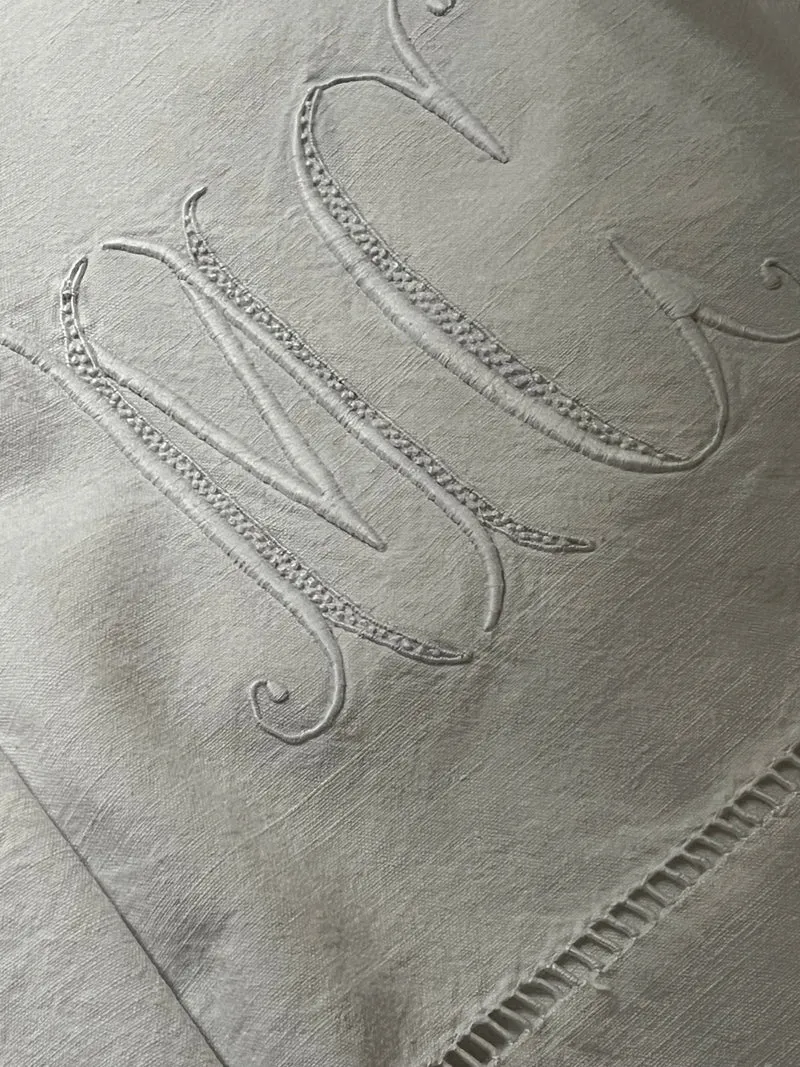 Schwergewicht mit großem Monogramm: XL Überschlaglaken aus Frankreich