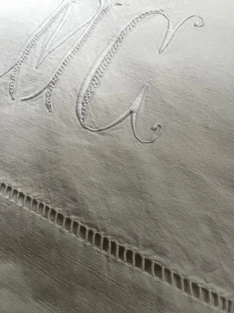 Schwergewicht mit großem Monogramm: XL Überschlaglaken aus Frankreich