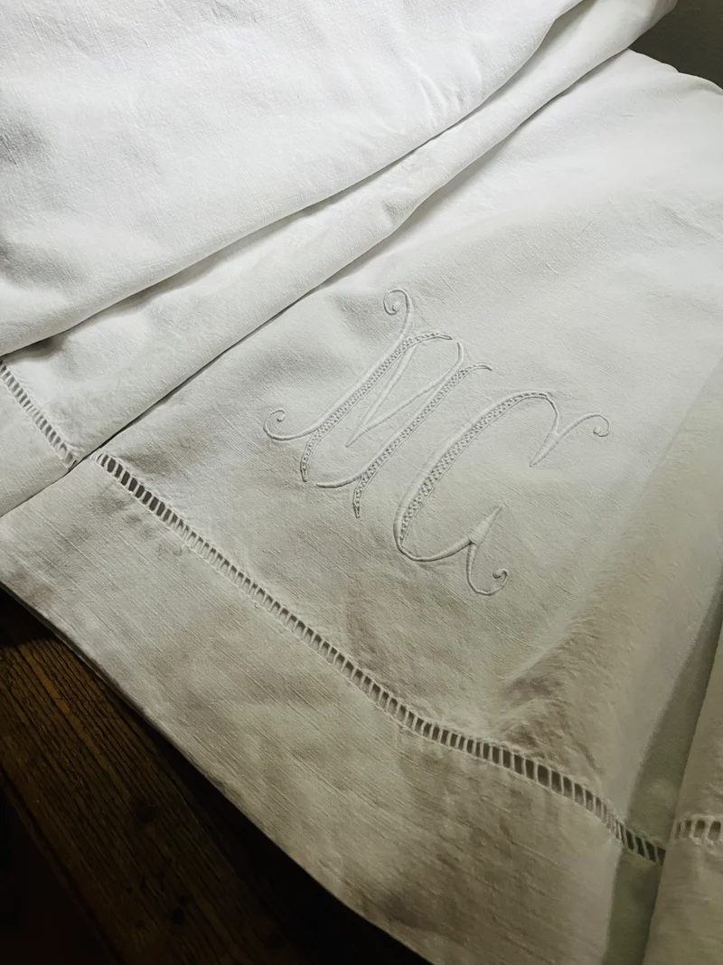 Schwergewicht mit großem Monogramm: XL Überschlaglaken aus Frankreich