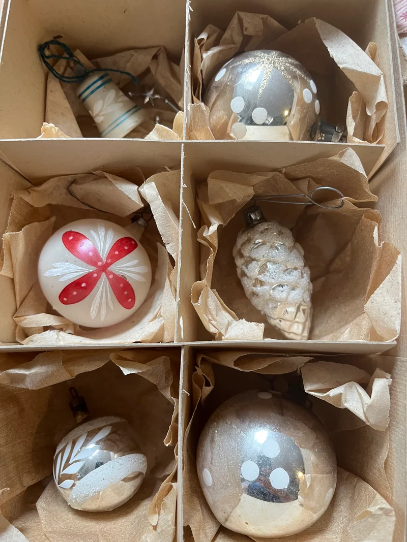 Weihnachtsschmuck im Karton von ca. 1940 & Kerzenhalter