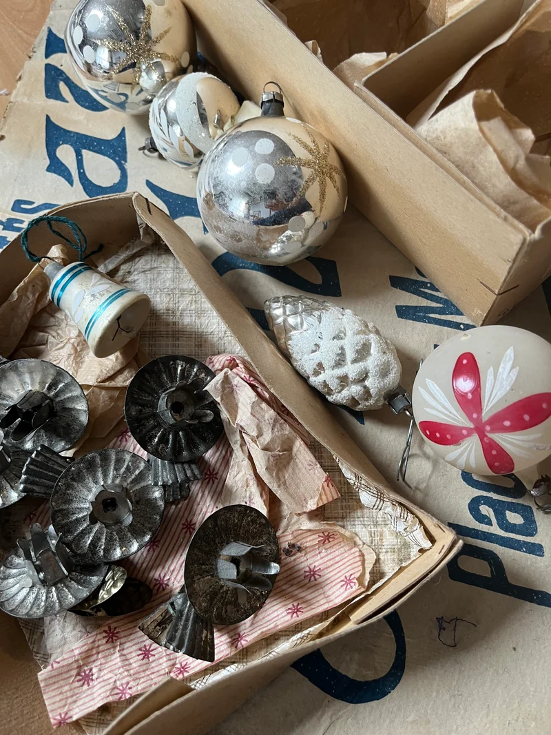 Weihnachtsschmuck im Karton von ca. 1940 & Kerzenhalter
