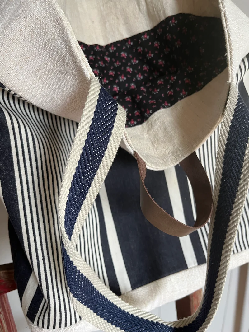 Blau: Große Tasche aus altem französischen Leinenstoff