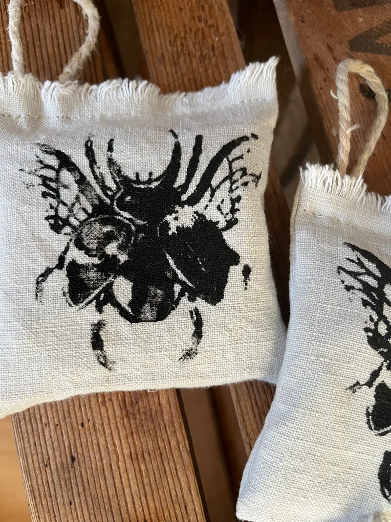 Lavendel-Käfer: 3 große Duftkissen altes Leinen bedruckt mit Käfer