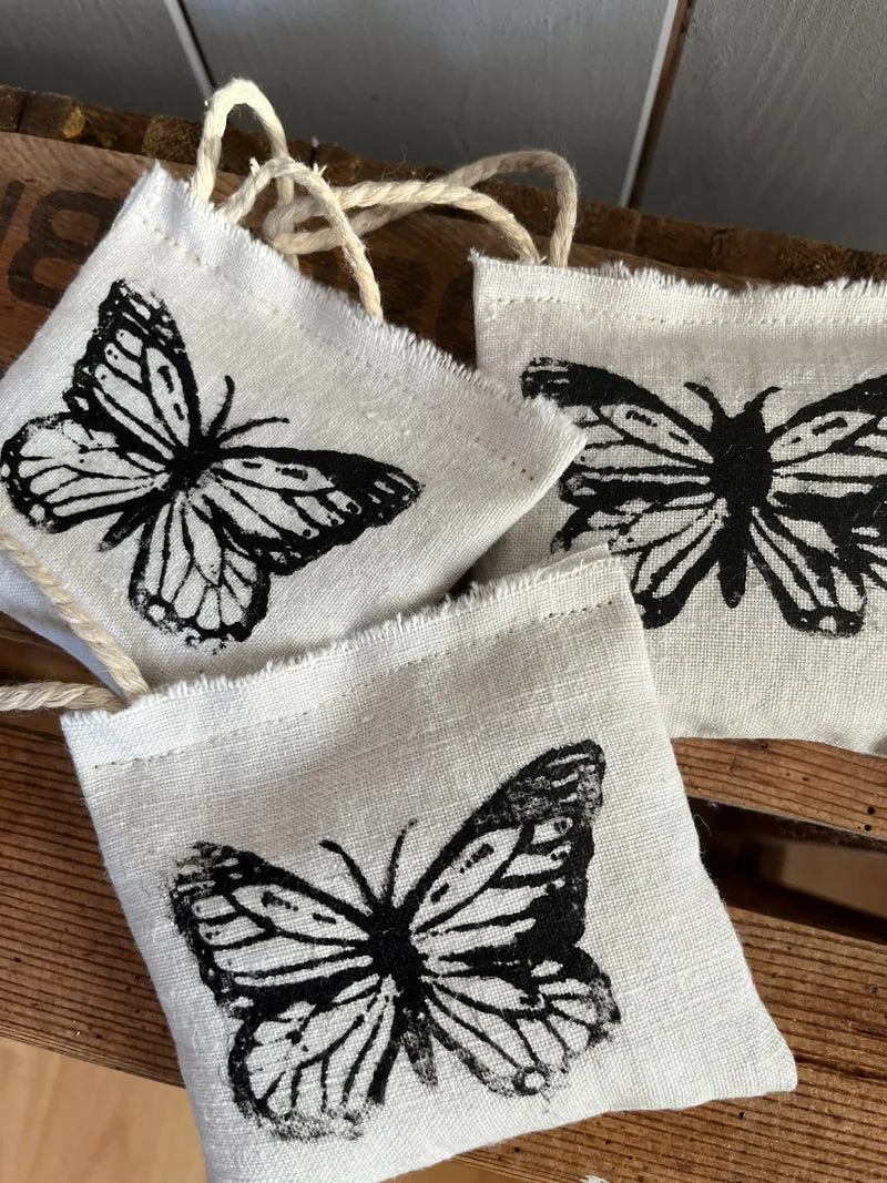 Lavendel-Butterfly: 3 große Duftkissen altes Leinen bedruckt mit Schmetterling