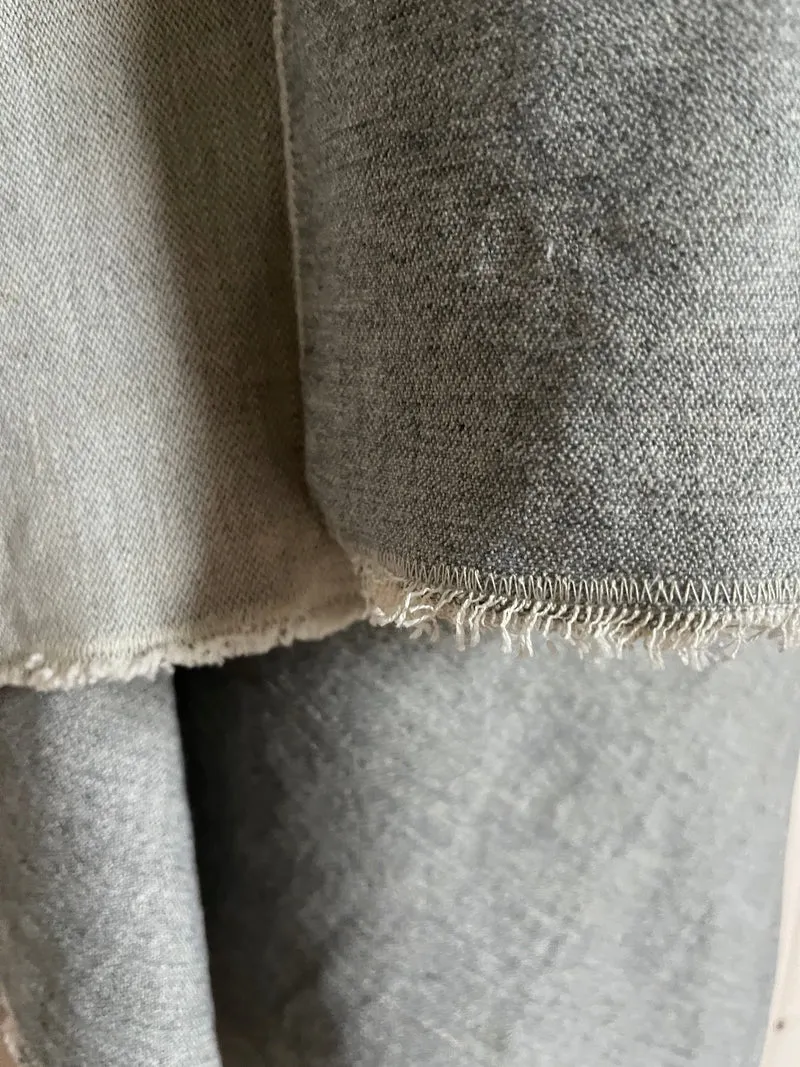 Just a Throw…Großer Überwurf, Decke, Plaid aus Leinen mit einer hellgrauen und einer dunkelgrauen Seite 205 x 128