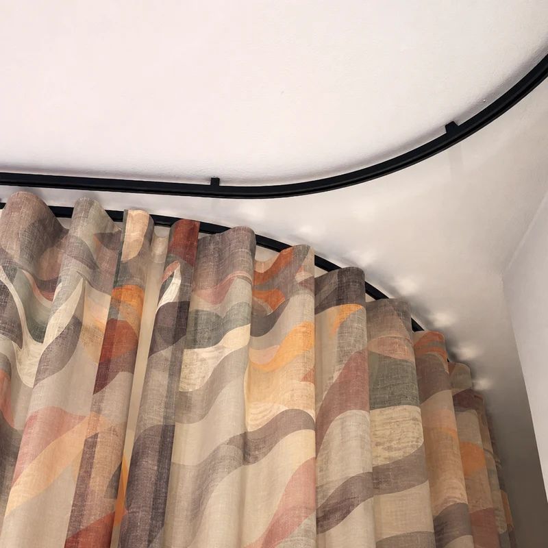 Interstil Cubus.2 W – moderne quadratische Wellenvorhangschiene zur Deckenmontage