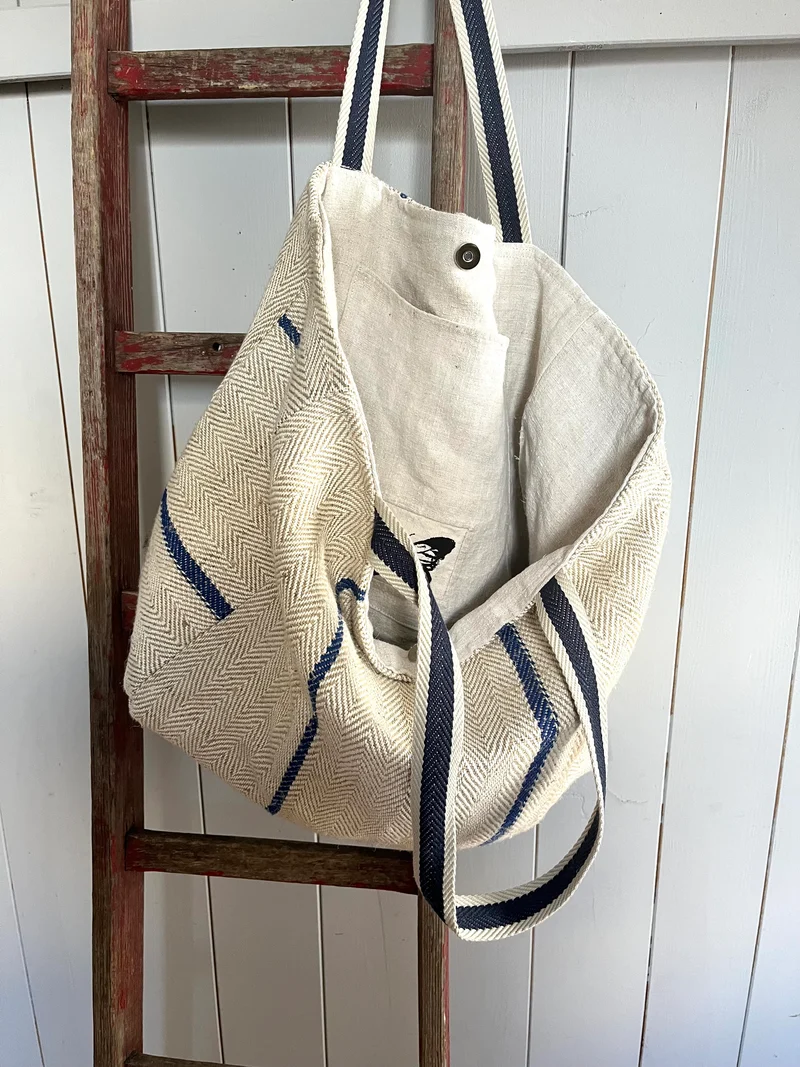 Blau gestreift: große Tasche aus kräftigem altem Leinensack