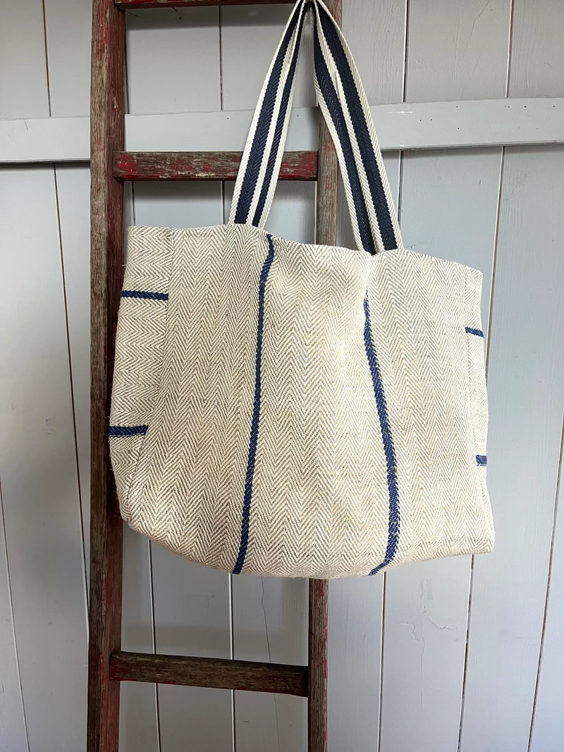 Blau gestreift: große Tasche aus kräftigem altem Leinensack