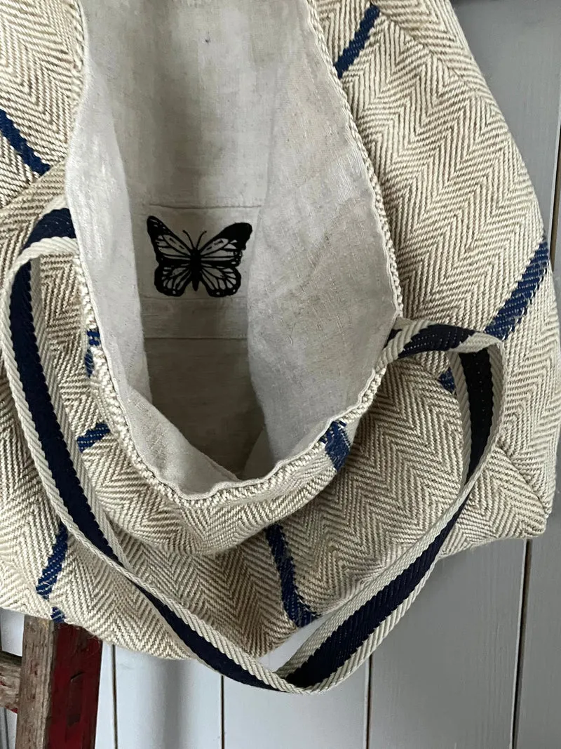 Blau gestreift: große Tasche aus kräftigem altem Leinensack