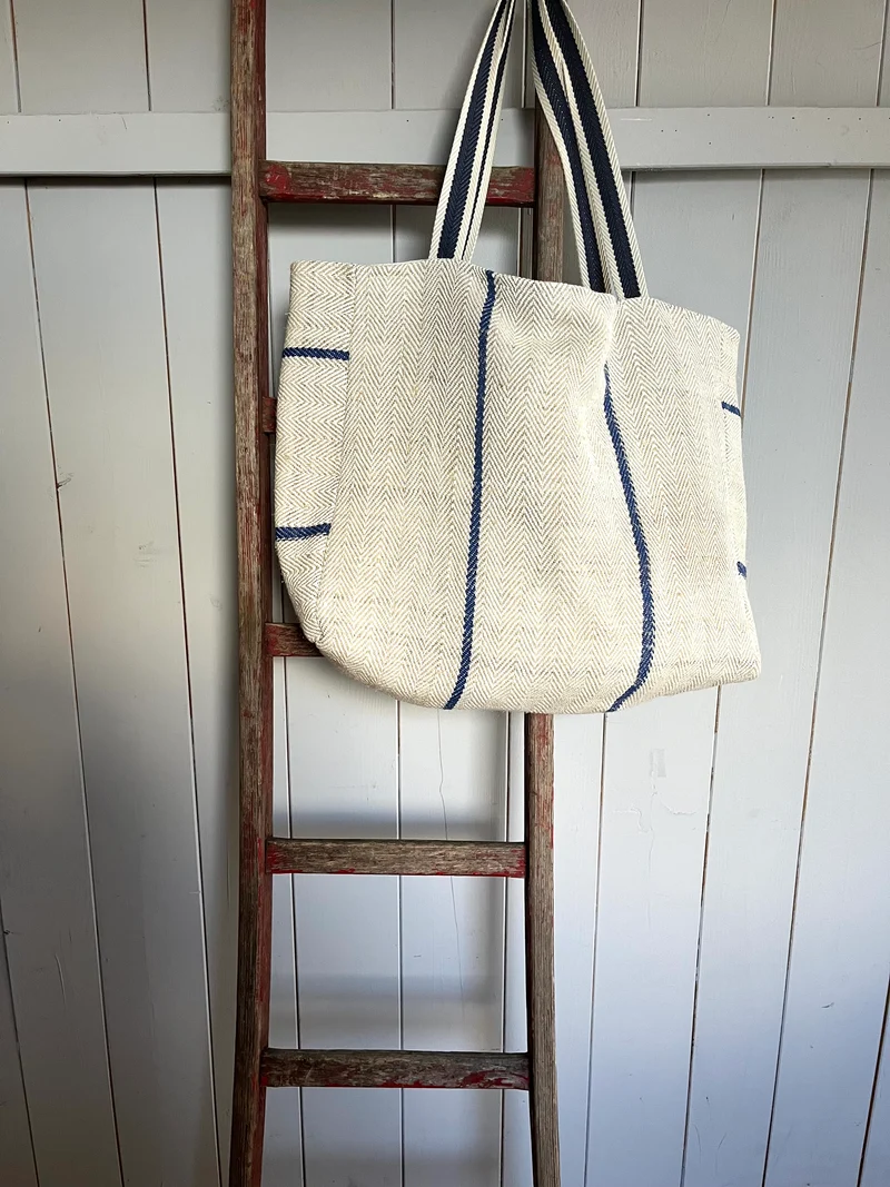 Blau gestreift: große Tasche aus kräftigem altem Leinensack