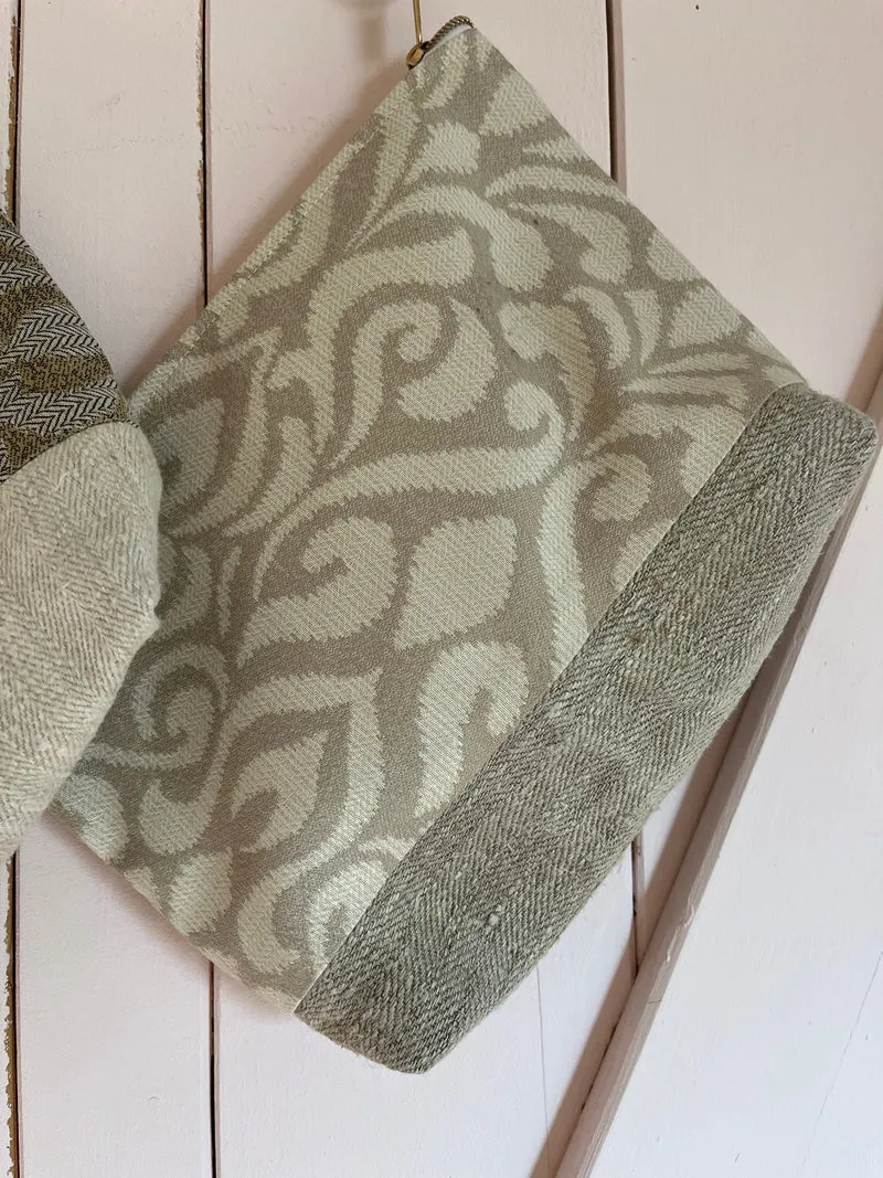 Fleur de Lille Beige Kosmetiktasche Tasche aus altem Leinen mit Innenfutter kleiner Shopper