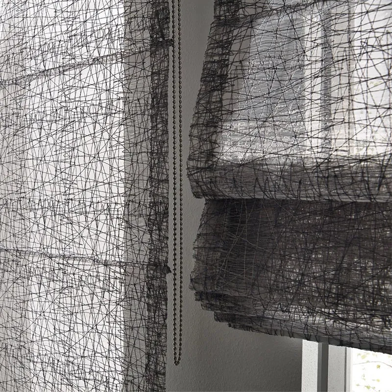 Elegantes halbtransparentes Raffrollo Flight – grafische Netzstruktur Design nach Maß