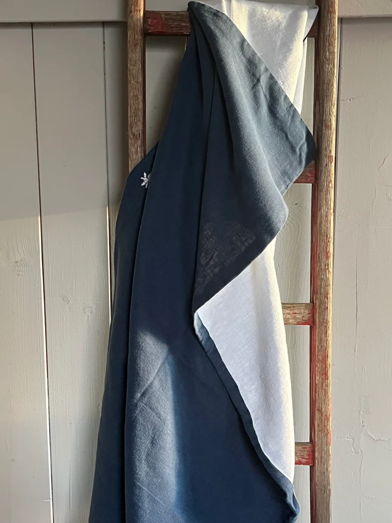 Decke aus washed Leinen - eine Seite Dunkelblau, eine Weiß