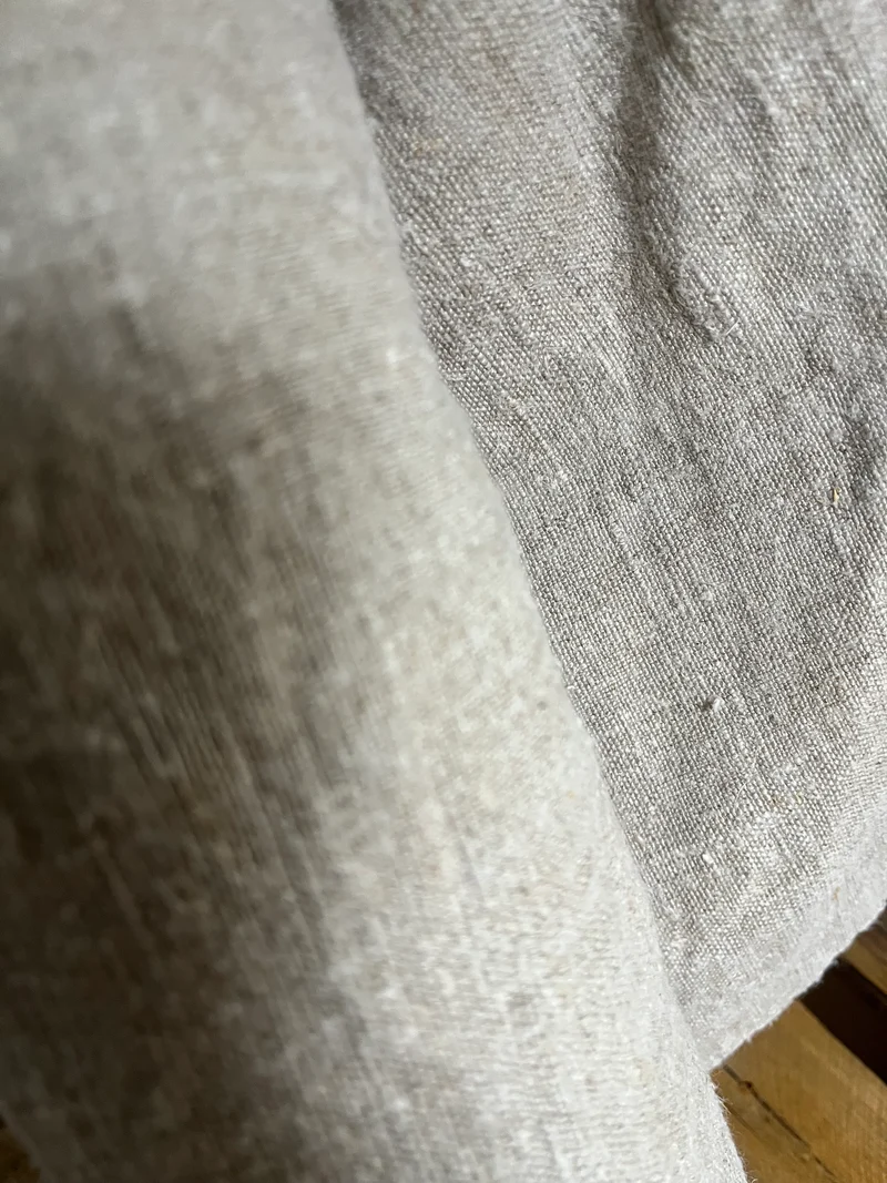 2,75 Meter außergewöhnliches Bauernleinen in dunklem Beige