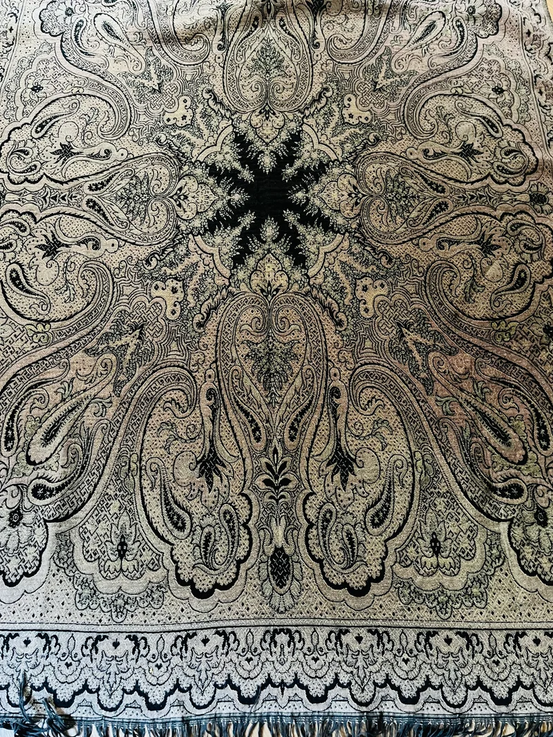 Große und beeindruckende Paisleydecke aus Frankreich 175 x 130