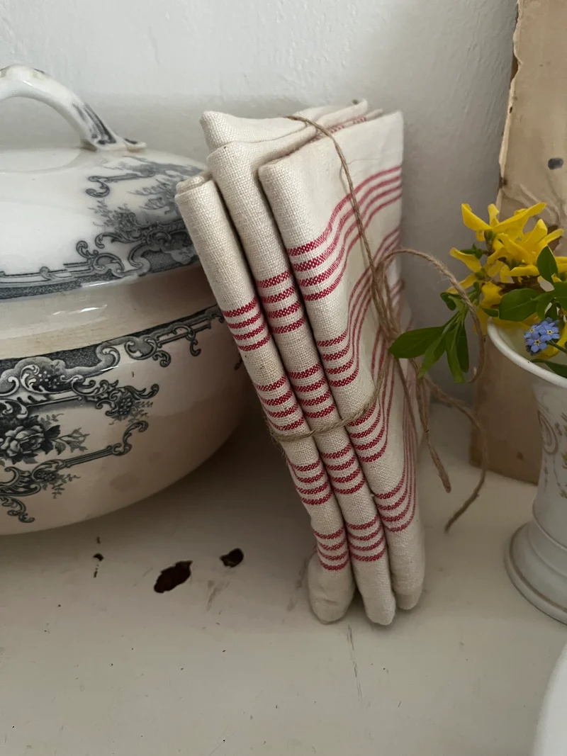 Trio: französische große Tücher Rot/Weiß Halbleinen