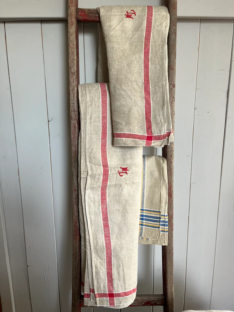 Mangeltuch aus sehr altem Leinen mit roten Streifen 2,8 x 0,78