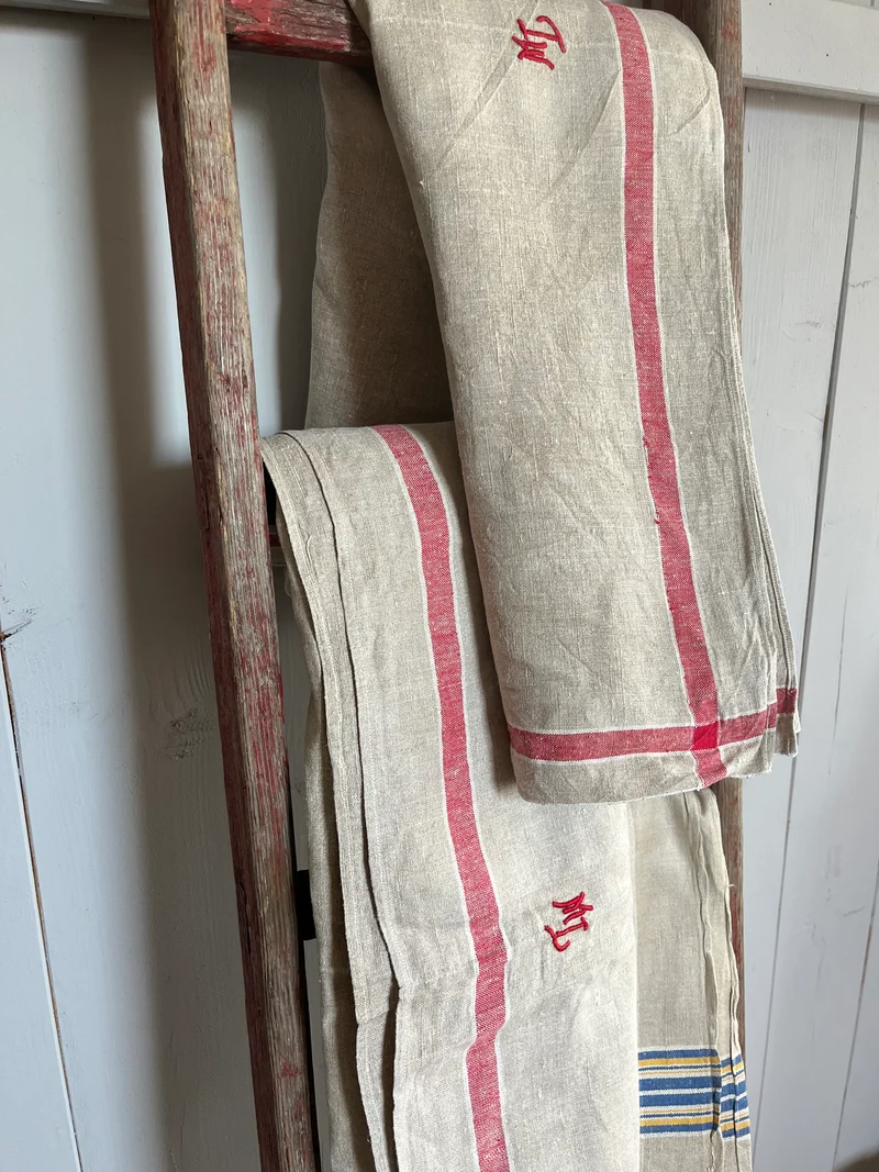 Mangeltuch aus sehr altem Leinen mit roten Streifen 2,8 x 0,78