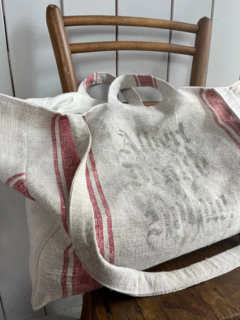Rot gestreift: große Tasche aus sehr altem Leinensack