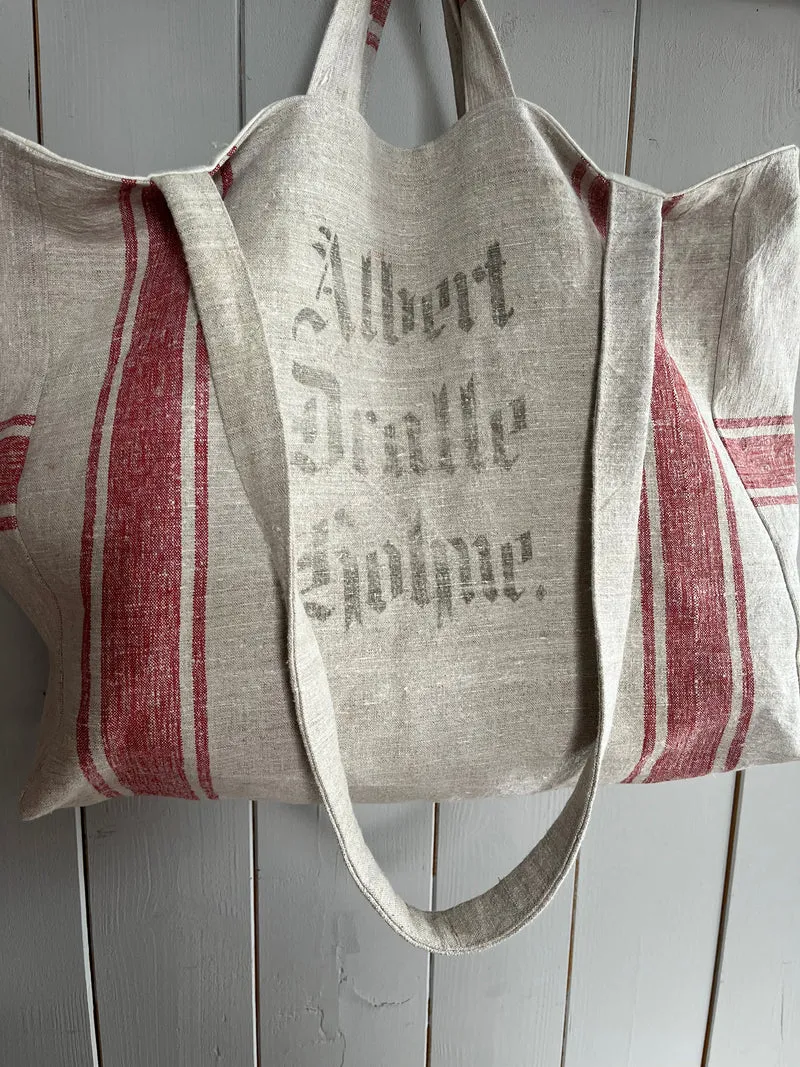 Rot gestreift: große Tasche aus sehr altem Leinensack