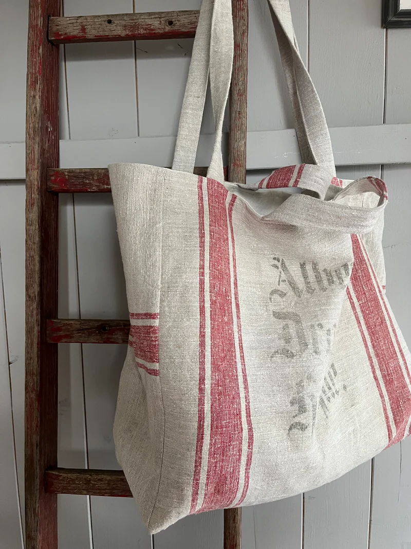 Rot gestreift: große Tasche aus sehr altem Leinensack