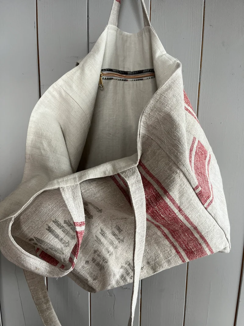 Rot gestreift: große Tasche aus sehr altem Leinensack