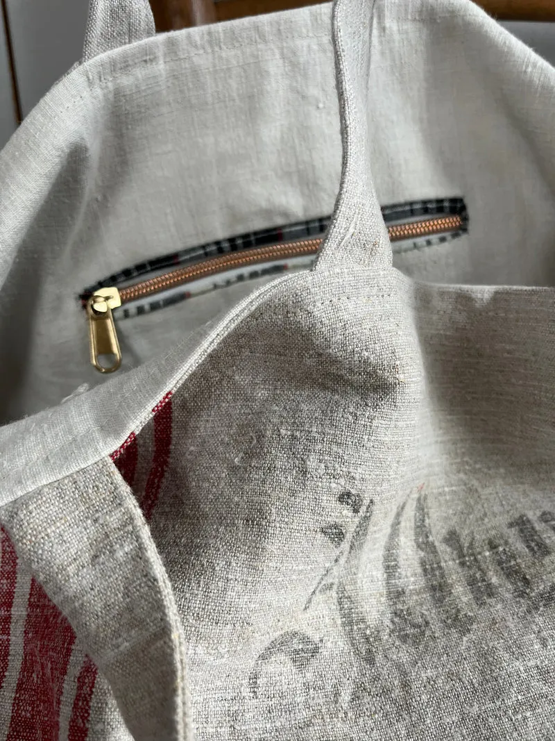 Rot gestreift: große Tasche aus sehr altem Leinensack
